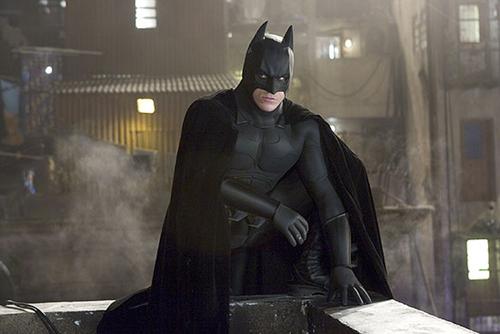 Первый костюм из Batman Begins — бесспорная дань уважения фильмам Тима Бёртона.